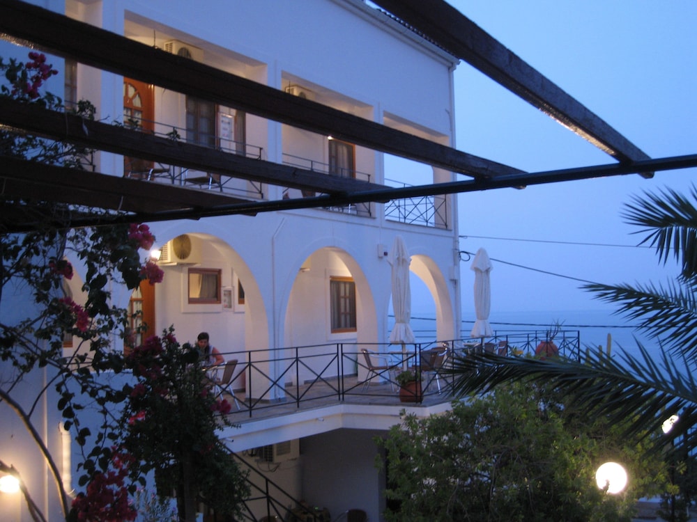 Travlos Studios — Hotel building in Poros, Ionian Islands