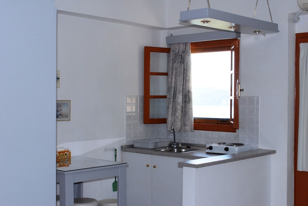 Travlos Studios — Hotel rooms in Poros, Ionian Islands