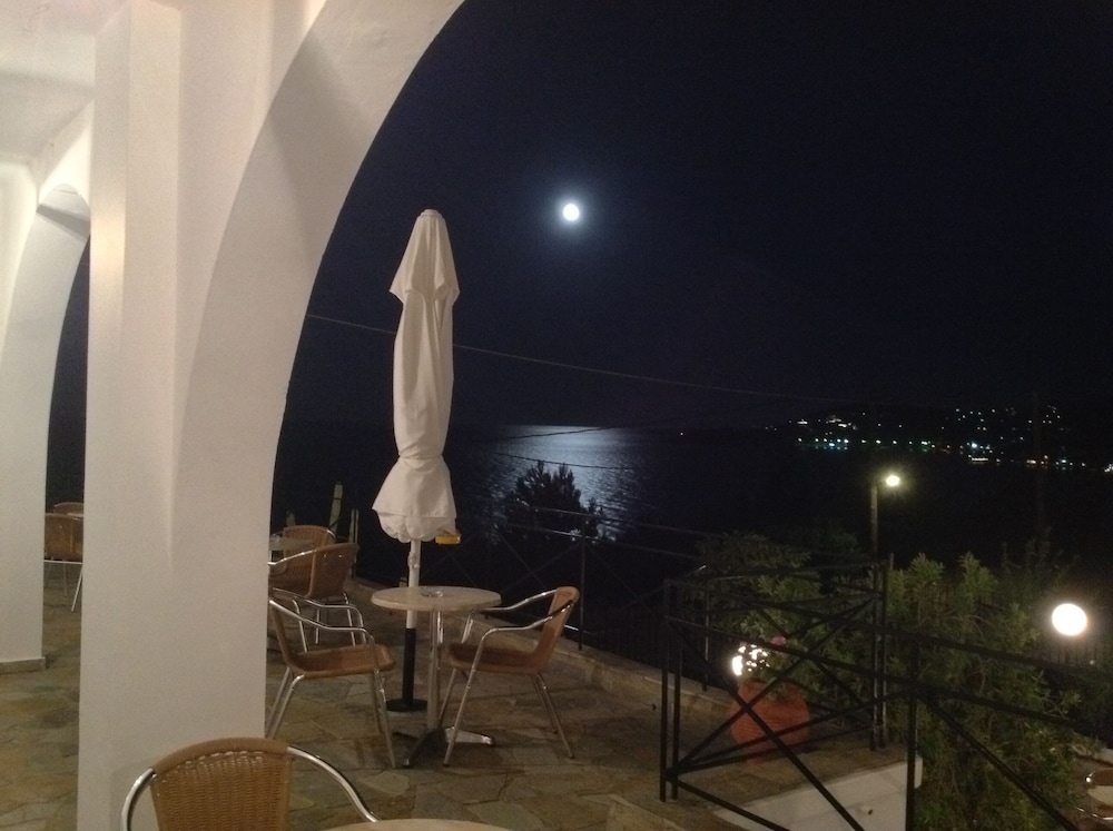 Travlos Studios — Hotel rooms in Poros, Ionian Islands