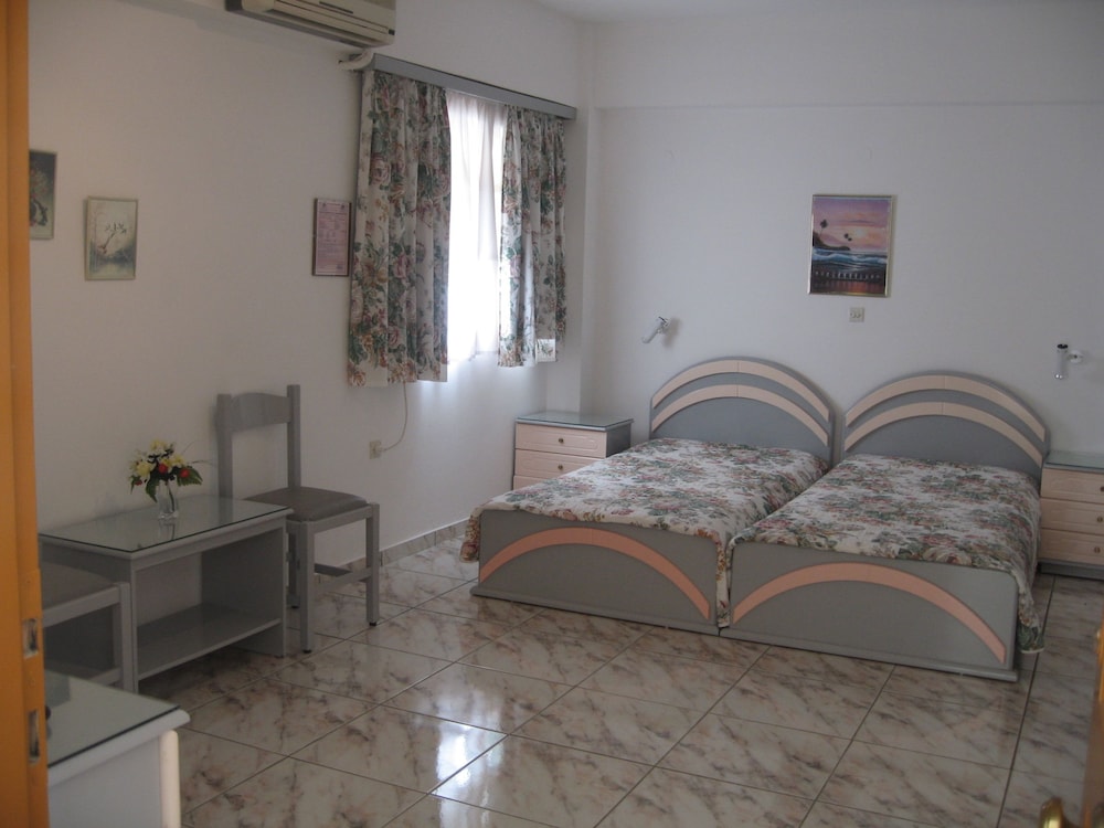 Travlos Studios — Hotel rooms in Poros, Ionian Islands