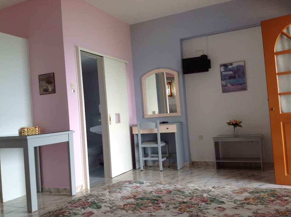Travlos Studios — Hotel rooms in Poros, Ionian Islands
