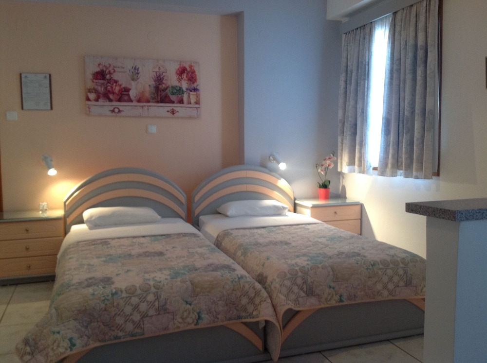 Travlos Studios — Hotel rooms in Poros, Ionian Islands