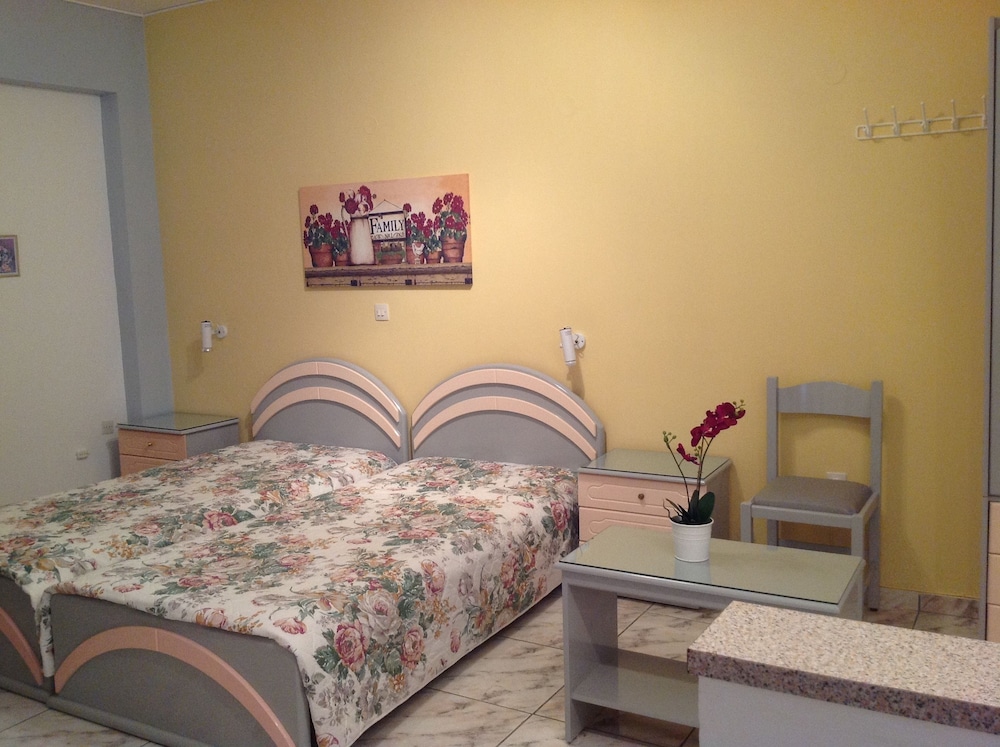 Travlos Studios — Hotel rooms in Poros, Ionian Islands
