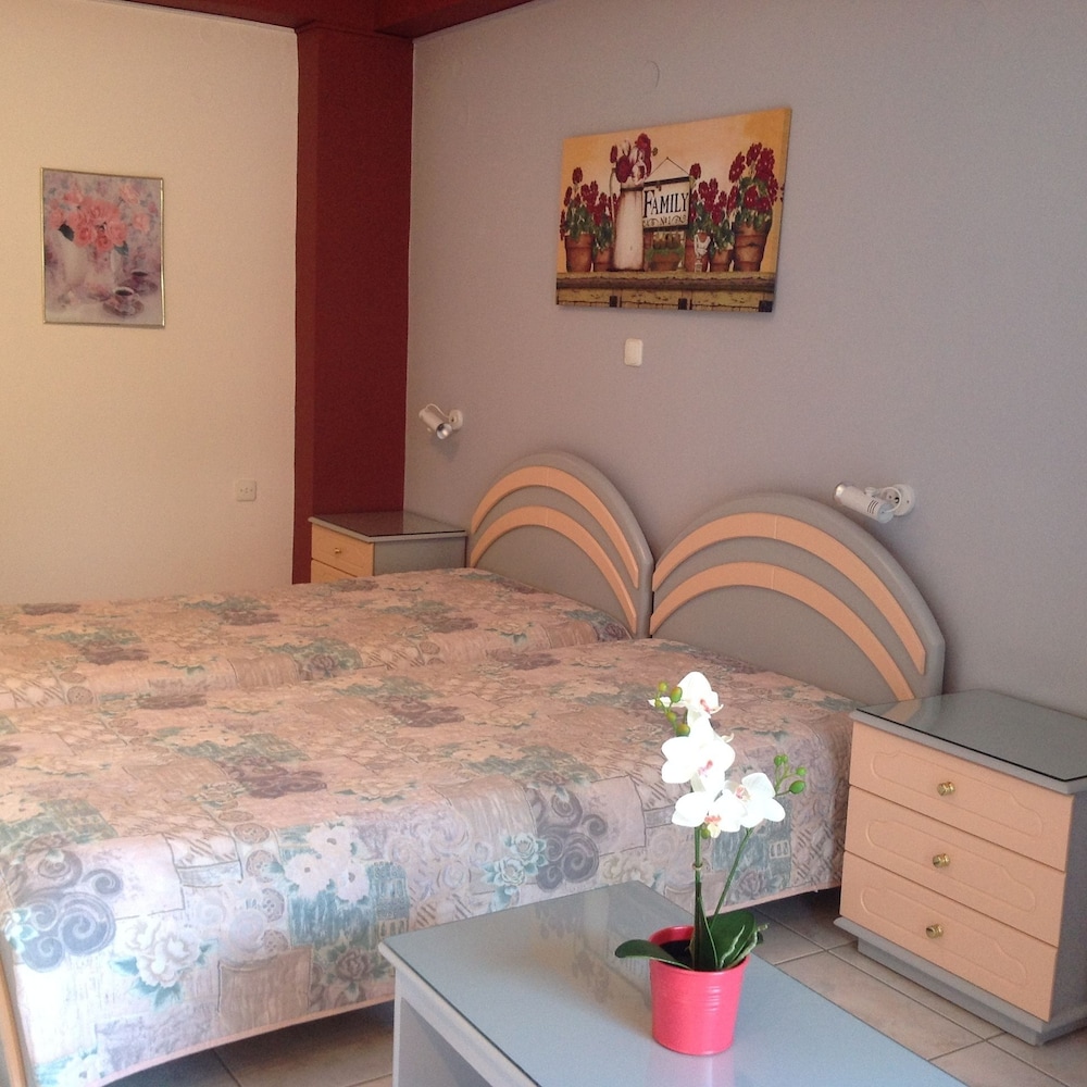 Travlos Studios — Hotel rooms in Poros, Ionian Islands