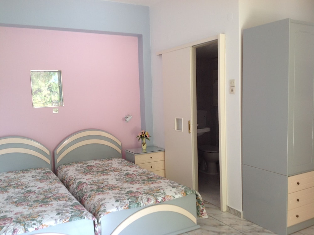 Travlos Studios — Hotel rooms in Poros, Ionian Islands
