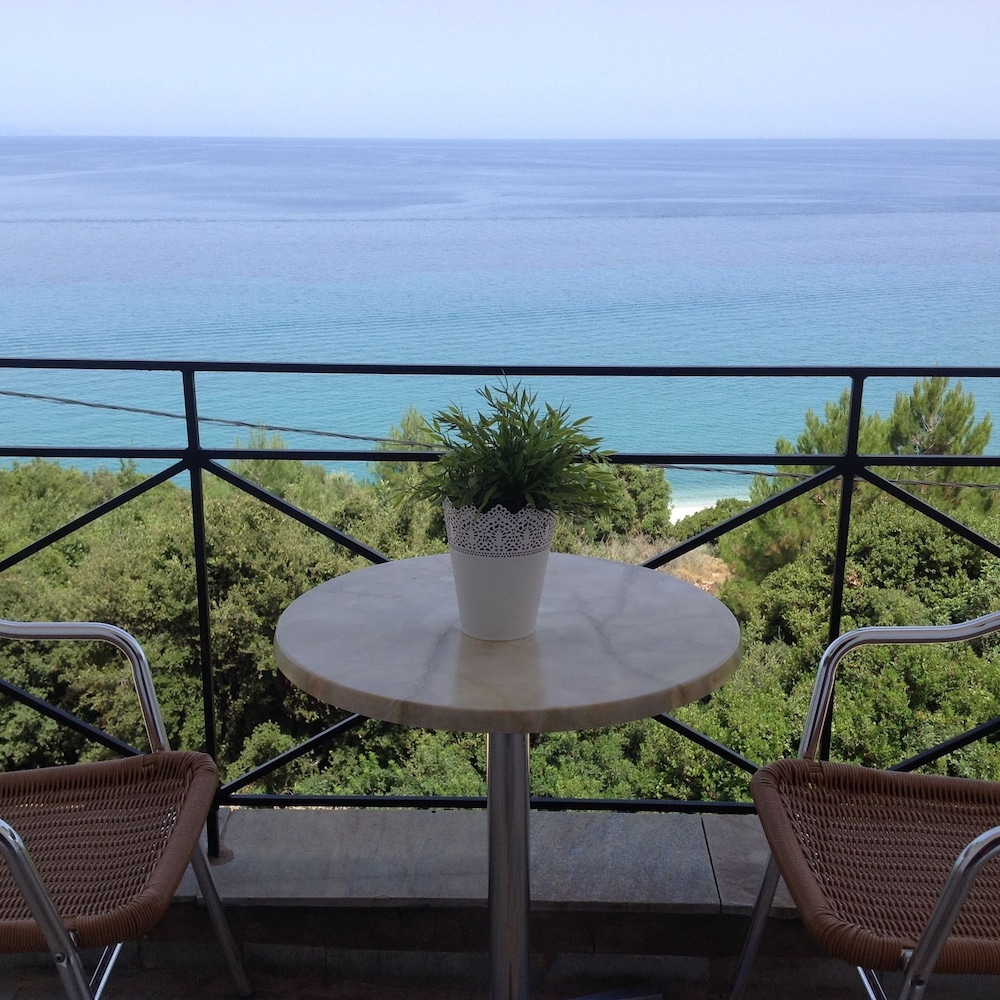 Travlos Studios — Hotel rooms in Poros, Ionian Islands