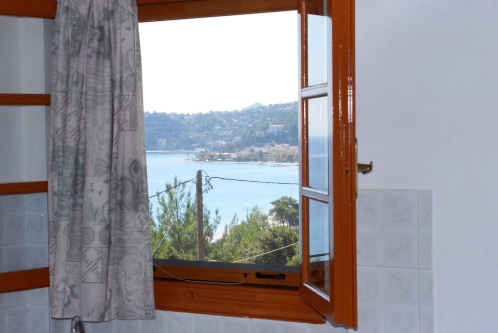 Travlos Studios — Hotel rooms in Poros, Ionian Islands