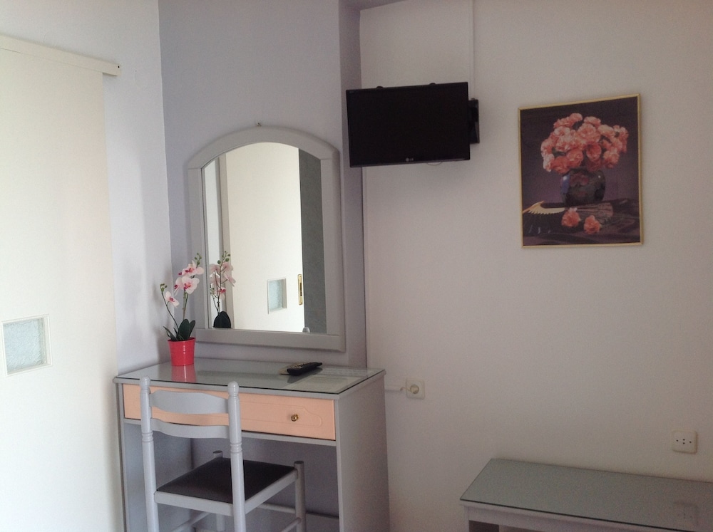 Travlos Studios — Hotel rooms in Poros, Ionian Islands