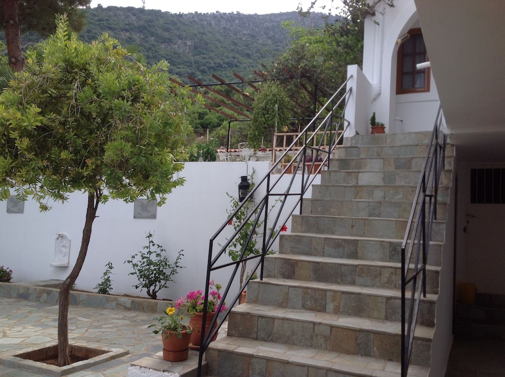 Travlos Studios — Hotel building in Poros, Ionian Islands