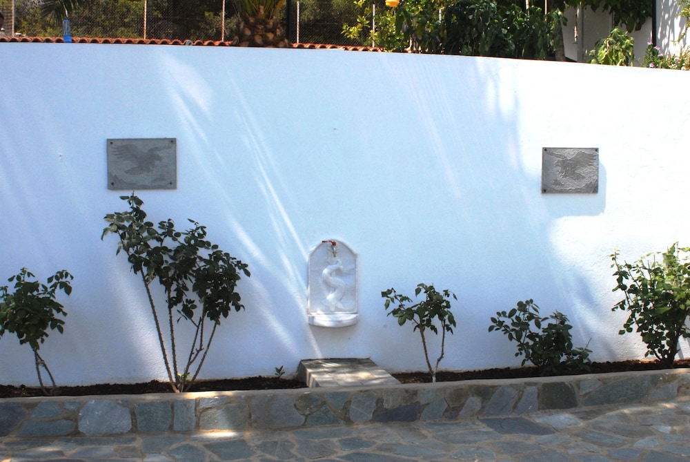 Travlos Studios — Hotel building in Poros, Ionian Islands