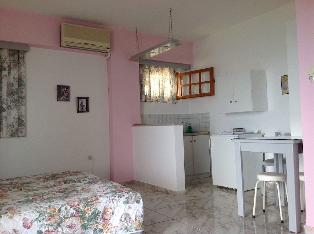 Travlos Studios — Hotel rooms in Poros, Ionian Islands