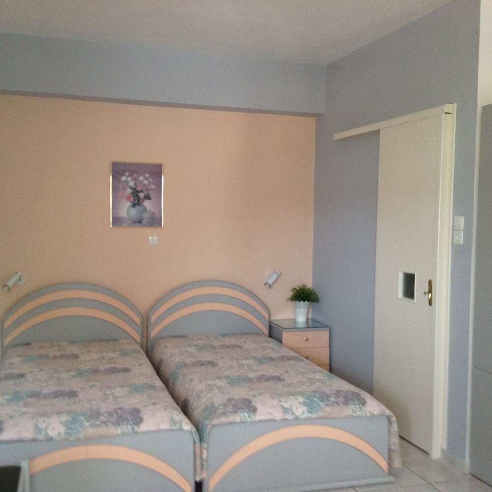 Travlos Studios — Hotel rooms in Poros, Ionian Islands
