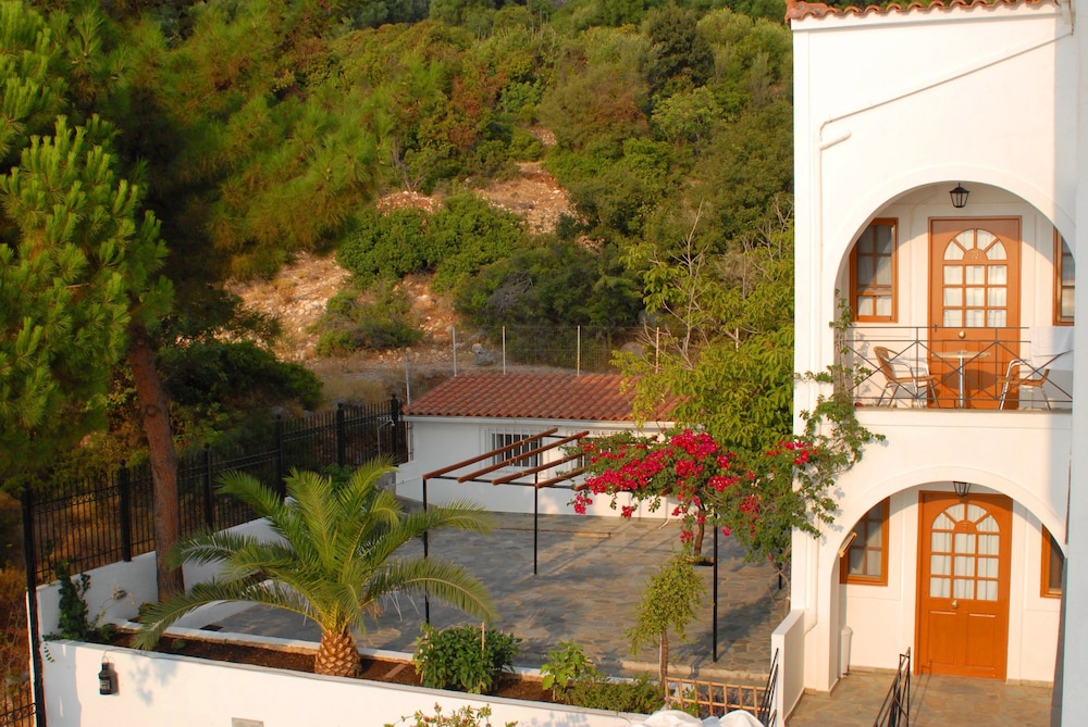 Travlos Studios — Hotel building in Poros, Ionian Islands