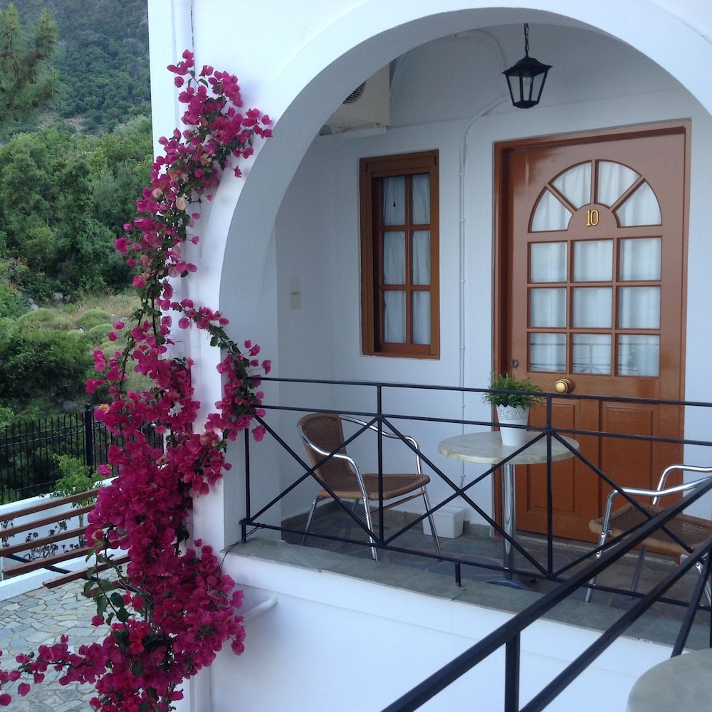 Travlos Studios — Hotel building in Poros, Ionian Islands