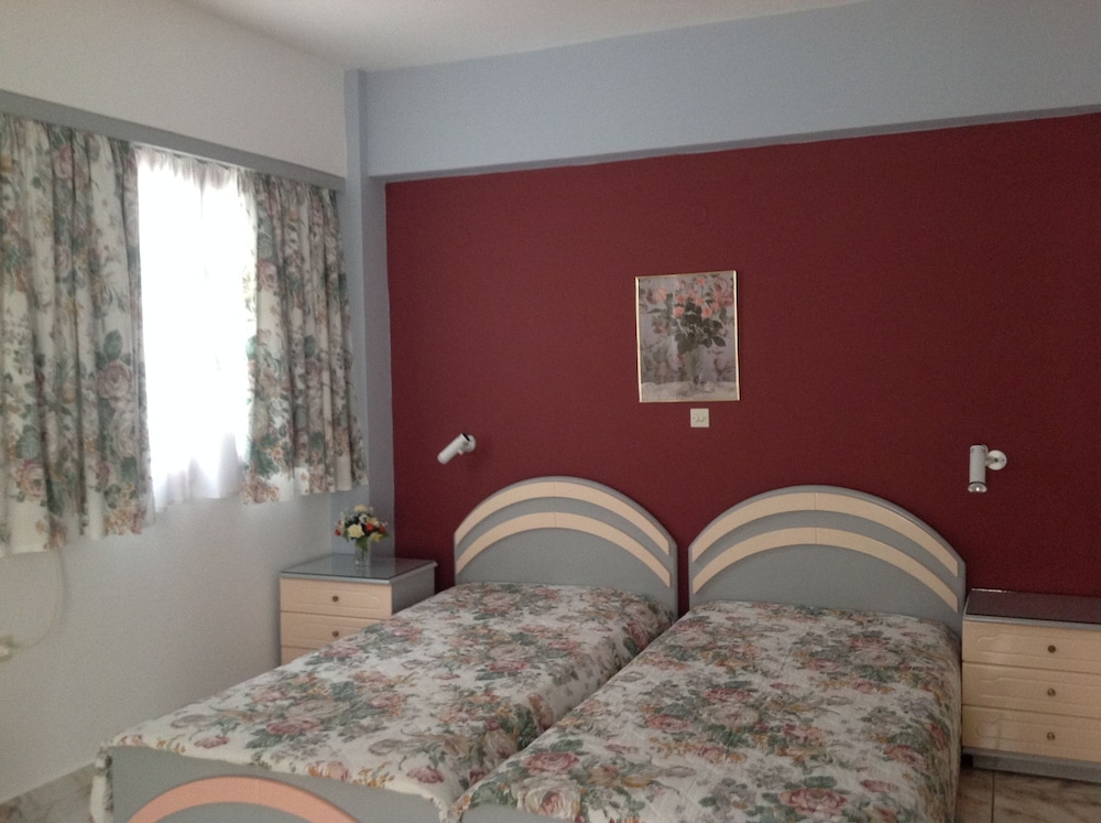 Travlos Studios — Hotel rooms in Poros, Ionian Islands