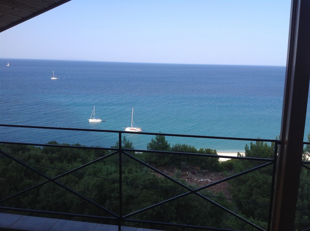 Travlos Studios — Hotel rooms in Poros, Ionian Islands