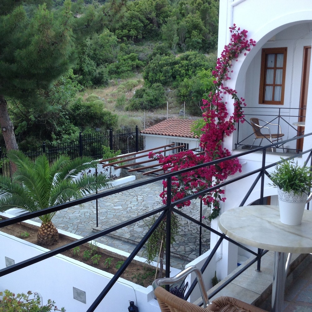 Travlos Studios — Hotel building in Poros, Ionian Islands