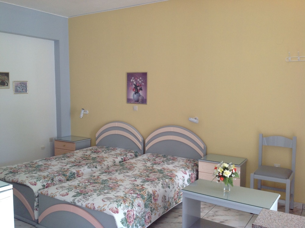 Travlos Studios — Hotel rooms in Poros, Ionian Islands