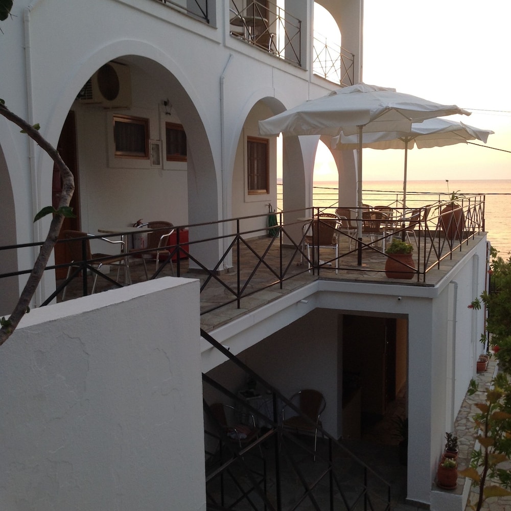 Travlos Studios — Hotel building in Poros, Ionian Islands