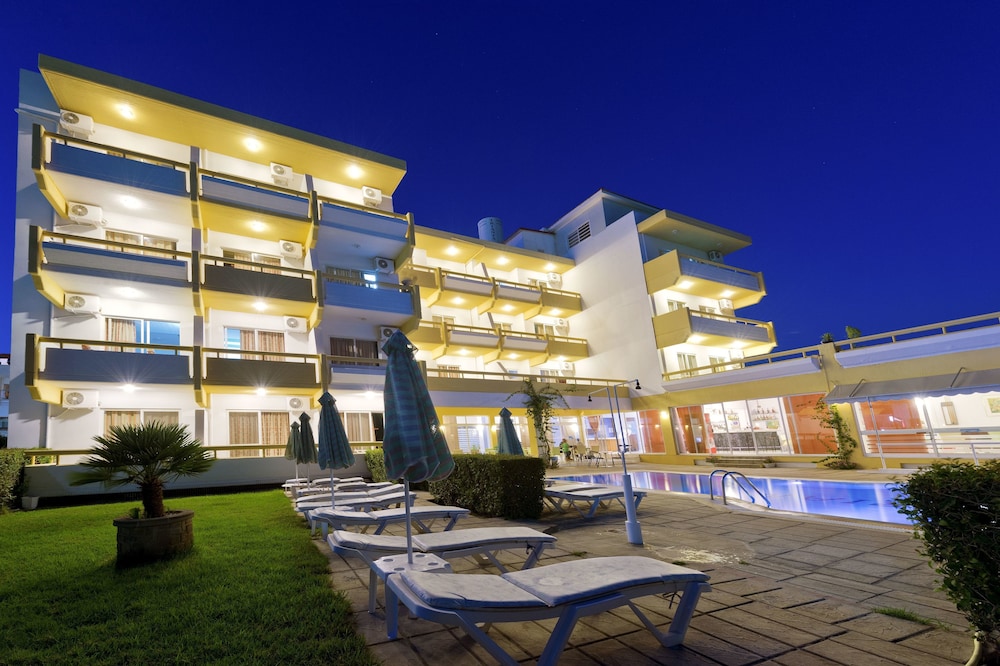 Trianta Hotel Apartments — Hotel building in Ialyssos, South Aegean