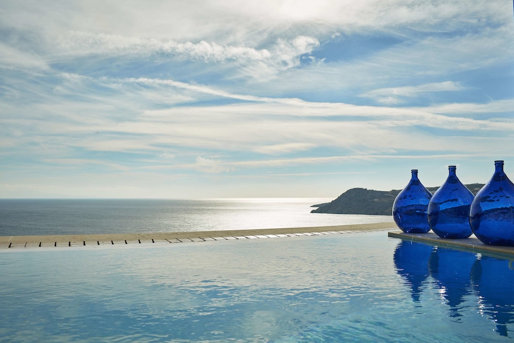 Myconian Villa Collection - Preferred Hotels & Resorts — Swimming pool in Elia, South Aegean