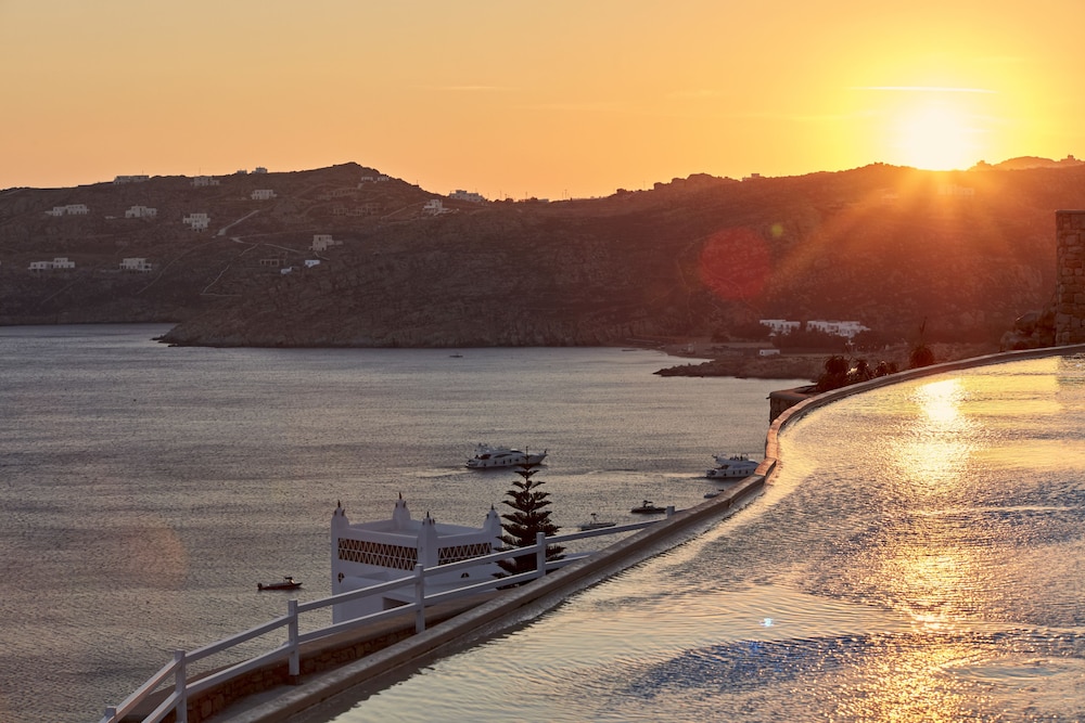 Myconian Villa Collection - Preferred Hotels & Resorts — Swimming pool in Elia, South Aegean
