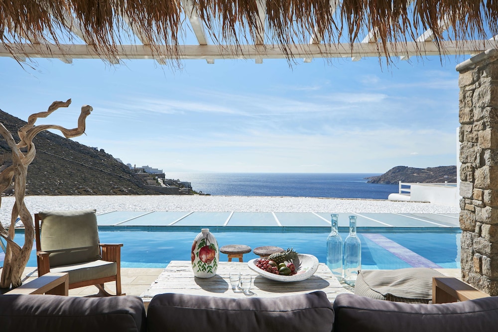 Myconian Villa Collection - Preferred Hotels & Resorts — Swimming pool in Elia, South Aegean