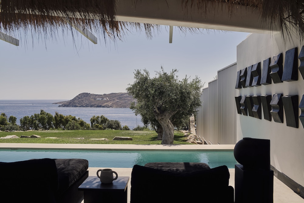 Myconian Villa Collection - Preferred Hotels & Resorts — Swimming pool in Elia, South Aegean