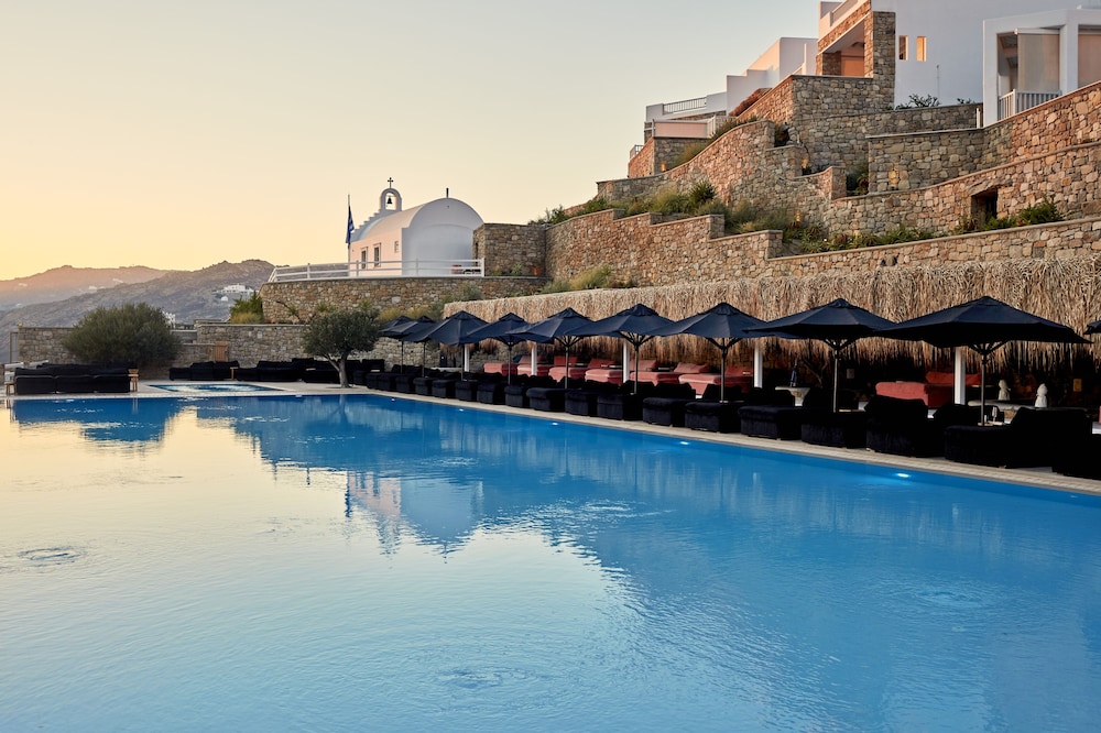 Myconian Villa Collection - Preferred Hotels & Resorts — Swimming pool in Elia, South Aegean