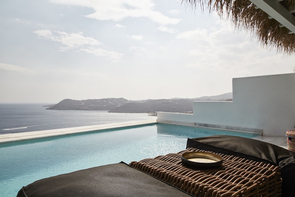 Myconian Villa Collection - Preferred Hotels & Resorts — Swimming pool in Elia, South Aegean