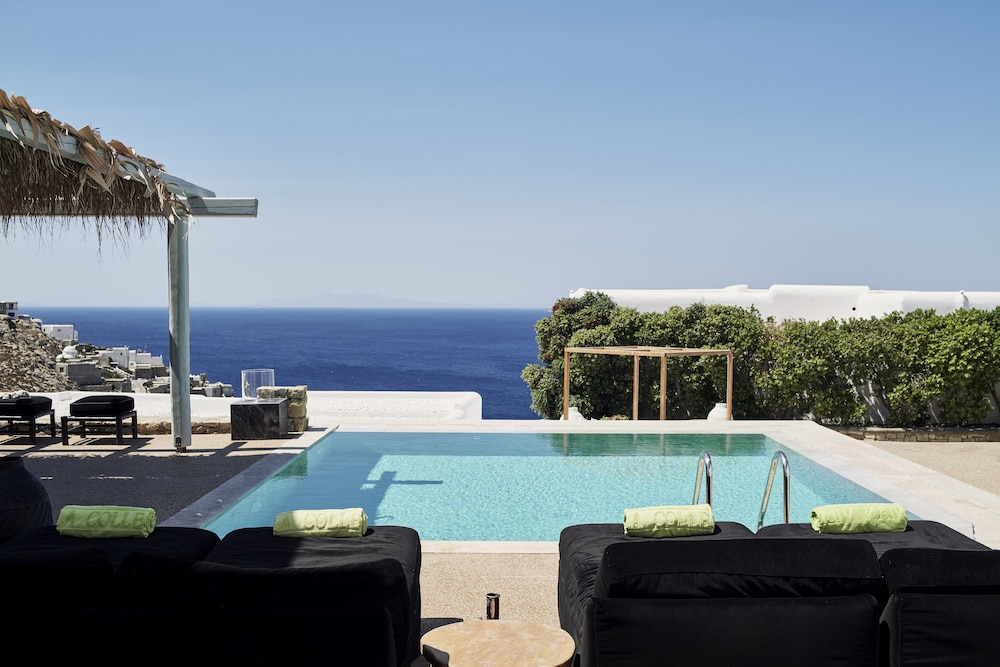 Myconian Villa Collection - Preferred Hotels & Resorts — Swimming pool in Elia, South Aegean