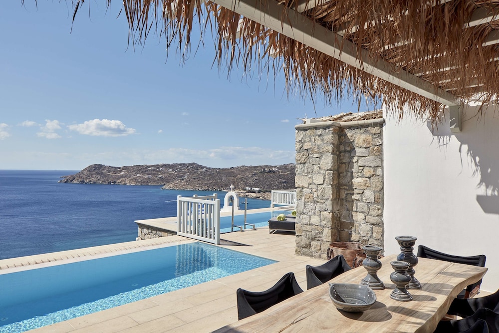 Myconian Villa Collection - Preferred Hotels & Resorts — Swimming pool in Elia, South Aegean