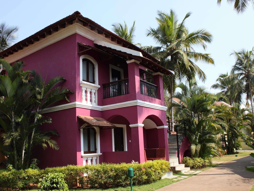 Mercure Goa Devaaya Resort - An Accor Hotels Brand — Hotel building in Divar Island, Goa