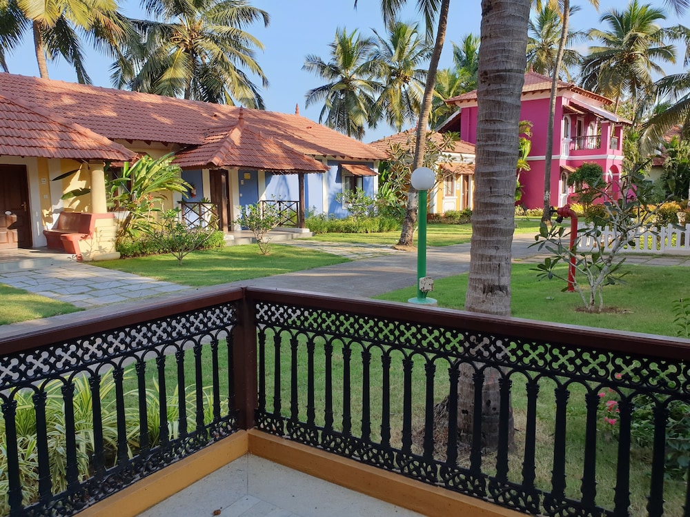 Mercure Goa Devaaya Resort - An Accor Hotels Brand — Hotel building in Divar Island, Goa