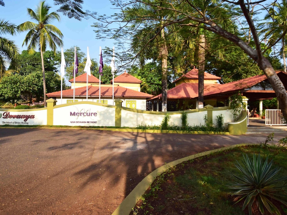 Mercure Goa Devaaya Resort - An Accor Hotels Brand — Hotel building in Divar Island, Goa