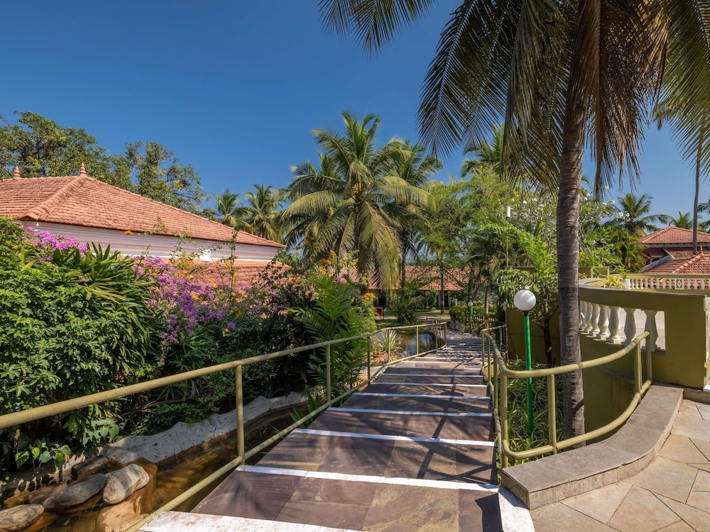 Mercure Goa Devaaya Resort - An Accor Hotels Brand — Hotel building in Divar Island, Goa