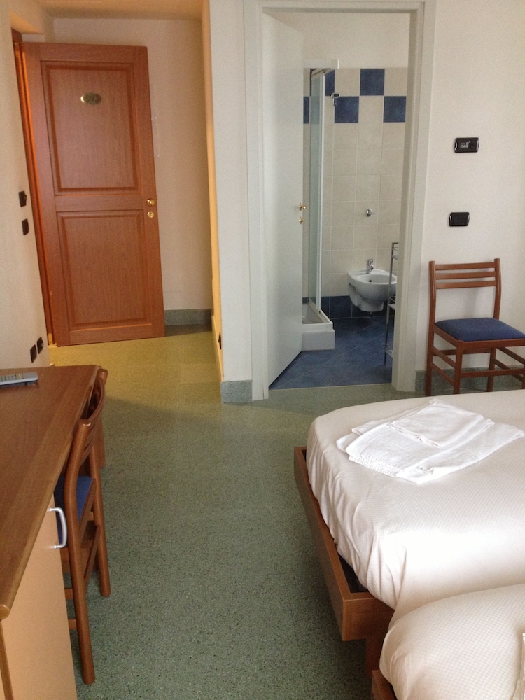 Hotel Lario — Hotel rooms in Mezzegra, Lombardy