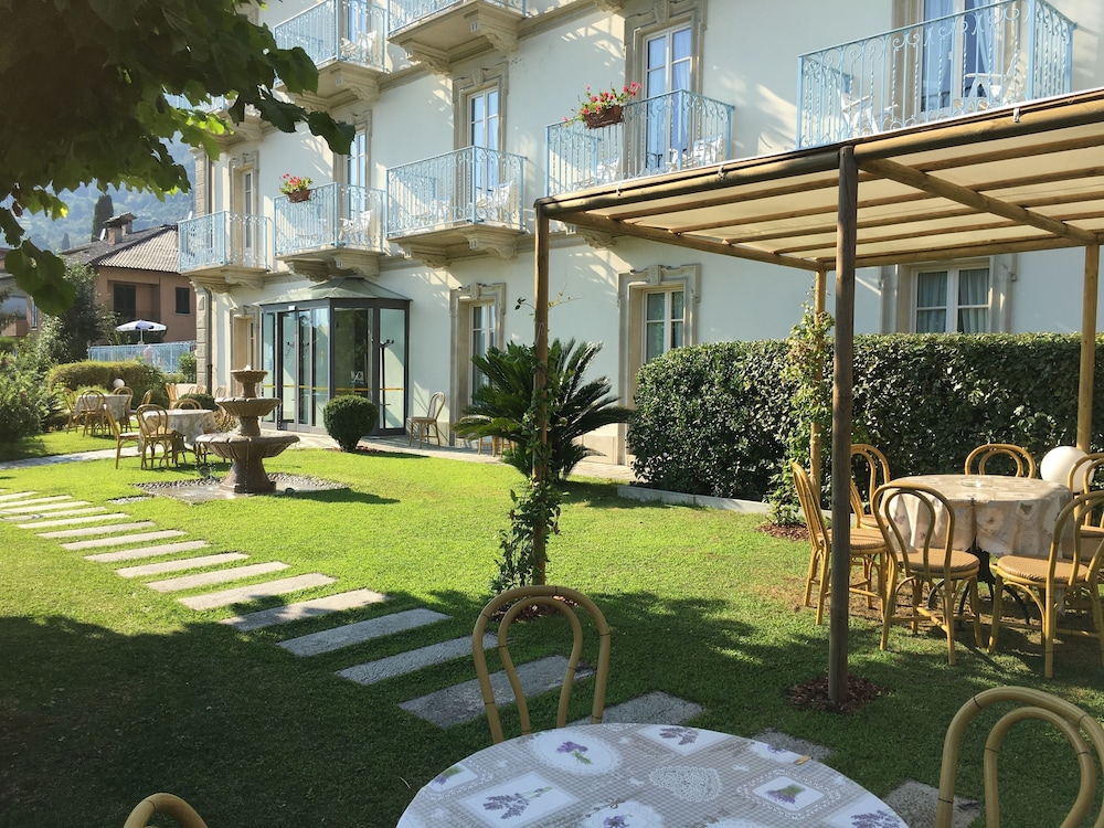 Hotel Lario — Hotel building in Mezzegra, Lombardy