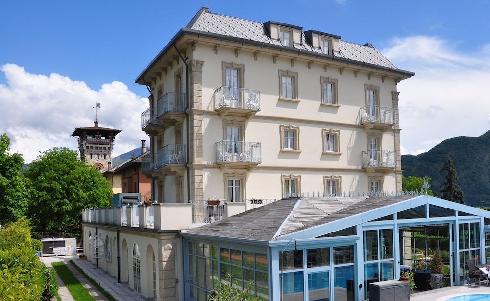 Hotel Lario — Hotel building in Mezzegra, Lombardy