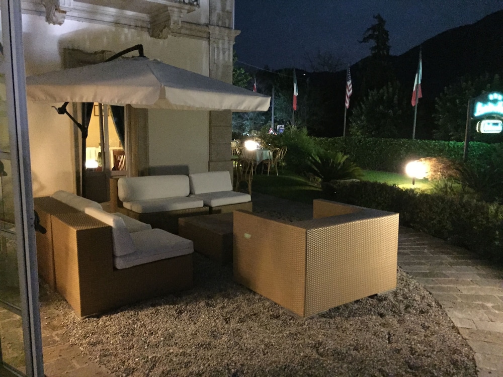 Hotel Lario — Hotel building in Mezzegra, Lombardy