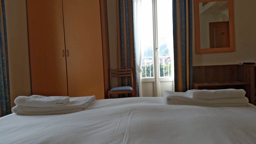 Hotel Lario — Hotel rooms in Mezzegra, Lombardy