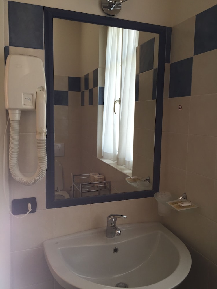 Hotel Lario — Hotel rooms in Mezzegra, Lombardy