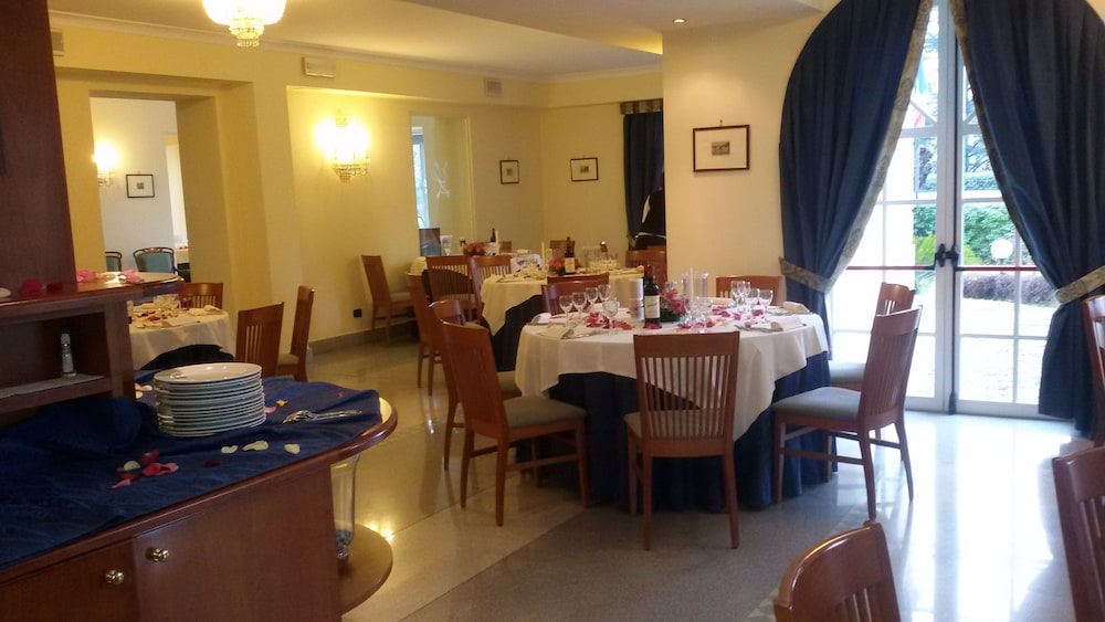 Hotel Lario — Restaurant & bars in Mezzegra, Lombardy