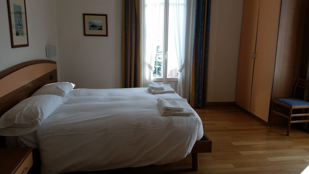 Hotel Lario — Hotel rooms in Mezzegra, Lombardy