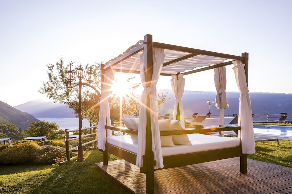 Boutique Hotel Villa Sostaga — Hotel rooms in Gargnano, Lombardy