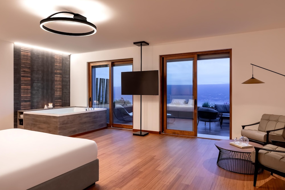 Boutique Hotel Villa Sostaga — Hotel rooms in Gargnano, Lombardy