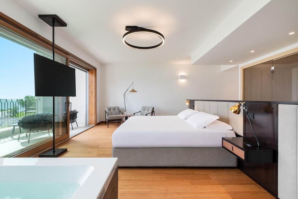 Boutique Hotel Villa Sostaga — Hotel rooms in Gargnano, Lombardy