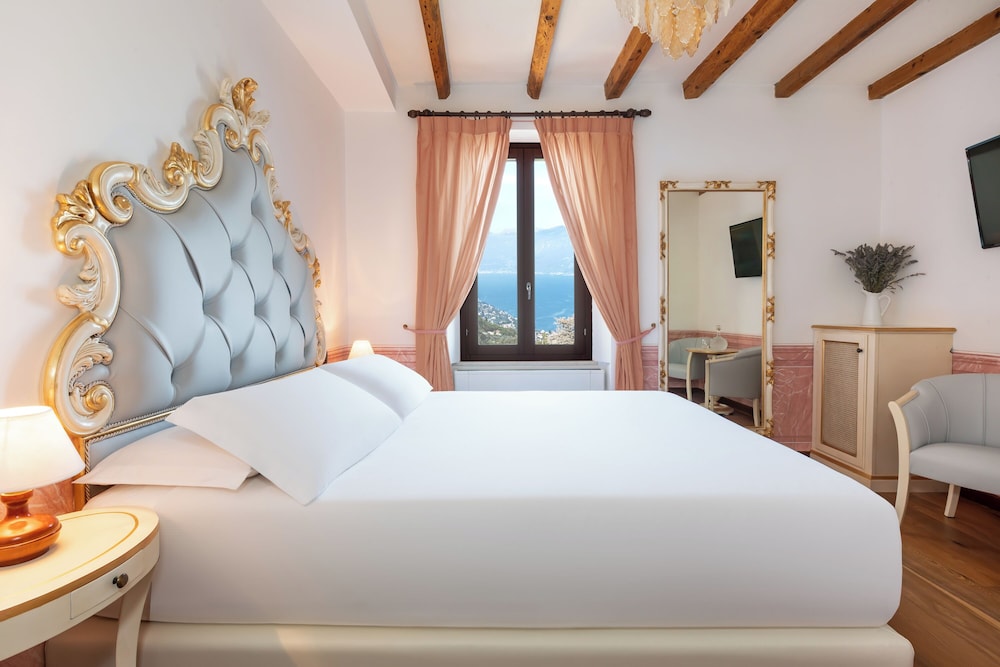 Boutique Hotel Villa Sostaga — Hotel rooms in Gargnano, Lombardy