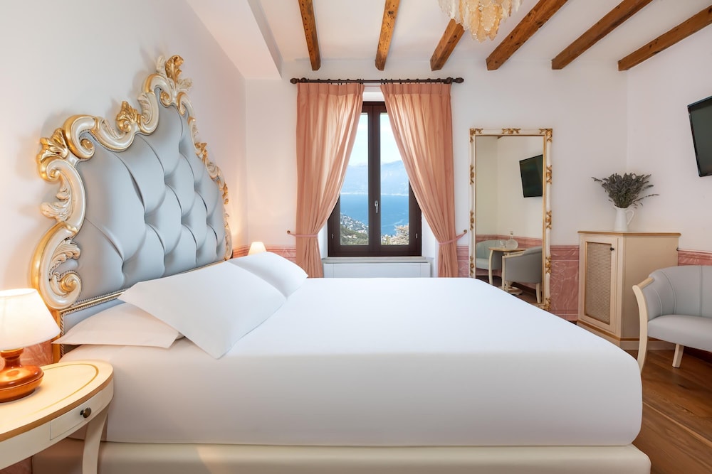 Boutique Hotel Villa Sostaga — Hotel rooms in Gargnano, Lombardy