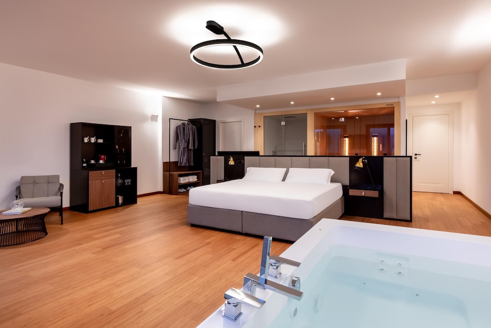 Boutique Hotel Villa Sostaga — Hotel rooms in Gargnano, Lombardy